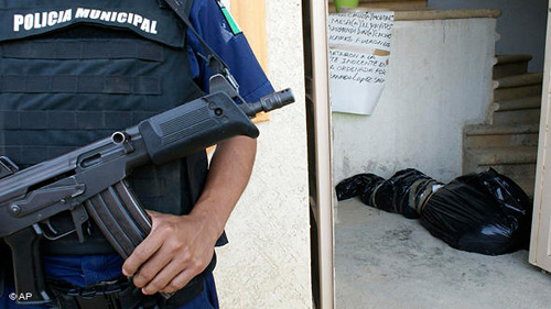 Polizist mit Waffe