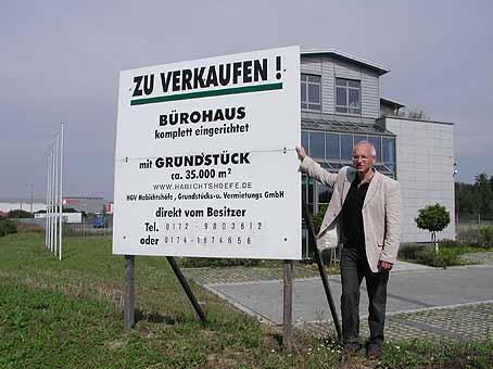 Hr. Schweinle vor seinem alten Frimengebäude