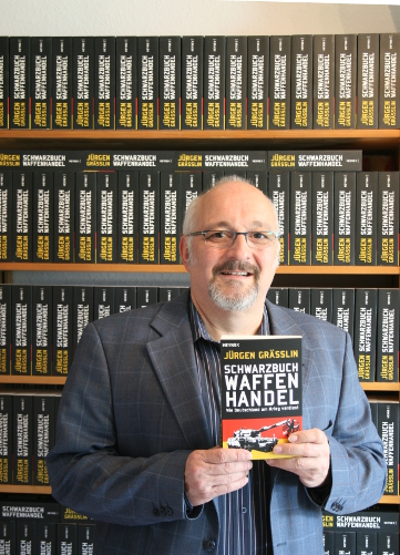 Graesslin mit dem Buch -Schwarzbuch Waffenhandel-
