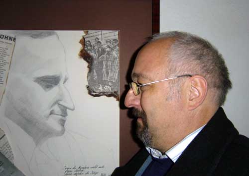 Jürgen Grässlin vor Bild mir Ossietzky