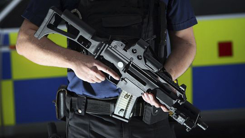 Polizist haelt das G-36