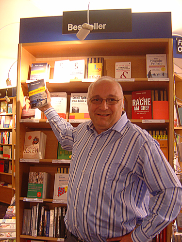 JG vor Bücherregal in der Rombach Buchhandlung