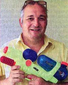 juergn_u_wasserpistole Kopie.JPG (20595 Byte)