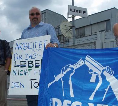 Jrgen Grsslin vor der Firma Litef